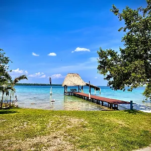hermosa-cabana-caribena-en-la-laguna-de-bacalar.quintano-roohotels.com/